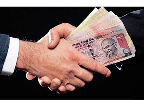 நீதிபதிக்கு லஞ்சம்