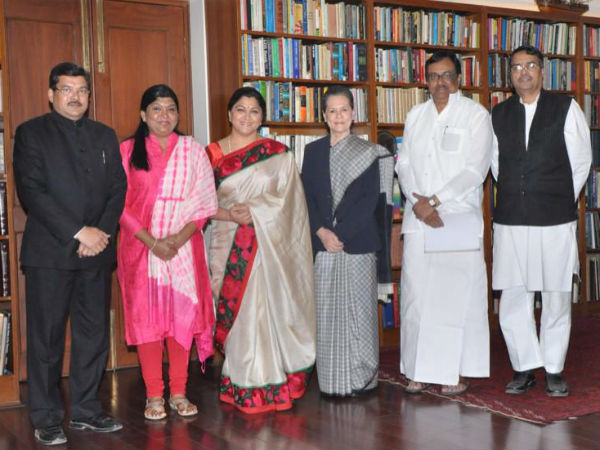 சோனியா காந்தியுடன் குஷ்பு