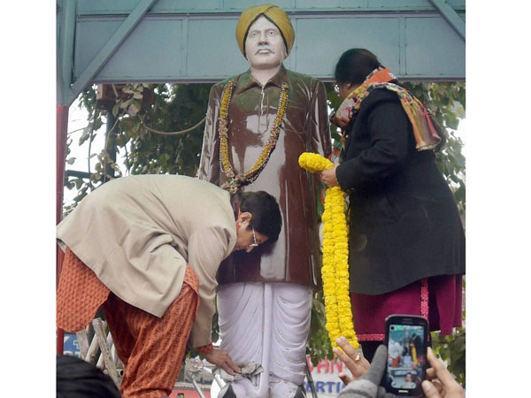Kiran Bedi courts controversy, garlands Lala Lajpat Rai's statue with BJP scarf