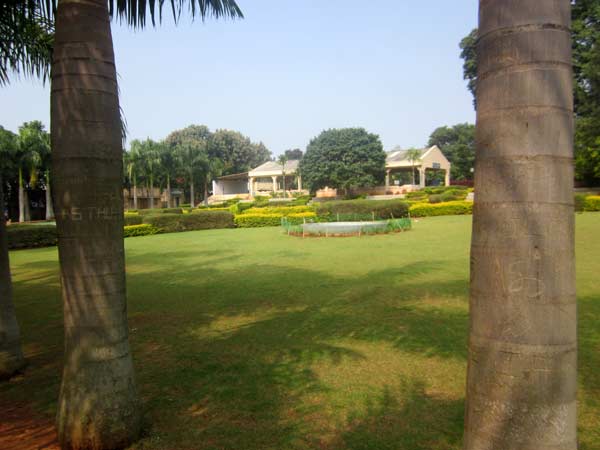 பிச்சுக்கும் அறை வாடகை: பிச்சுக்கும் அறை வாடகை: