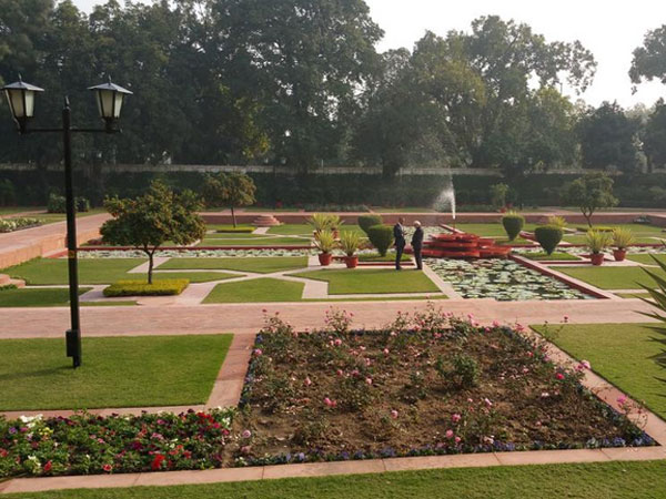 'Chaiwala' Modi serves tea to Obama