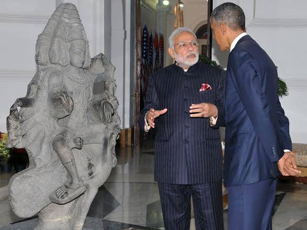 உடை மாற்ற போயிருப்பார்