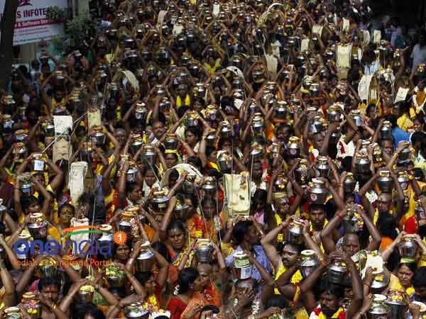 பால்குடம் சுமந்த பக்தர்கள்