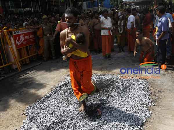 குழந்தையுடன் பூக்குழி