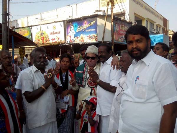 வாக்கு சேகரிக்கும் எம்.ஜி.ஆர்: