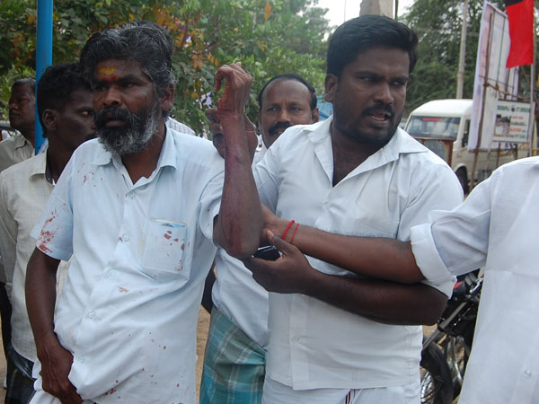 தடுத்த அதிமுகவினர்