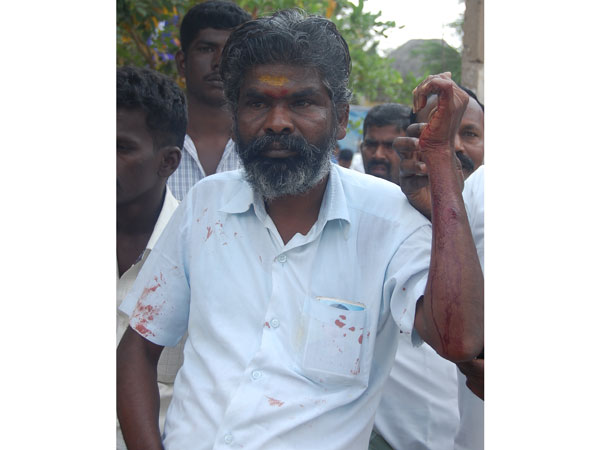 சேலைகள் ஒப்படைப்பு