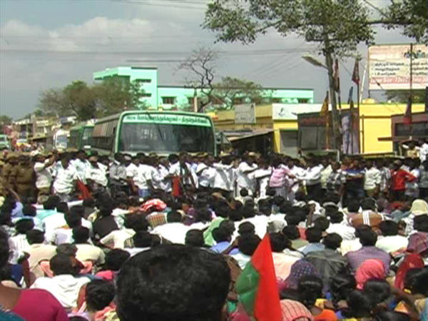 Thousands stage road roko near Pavurchathiram