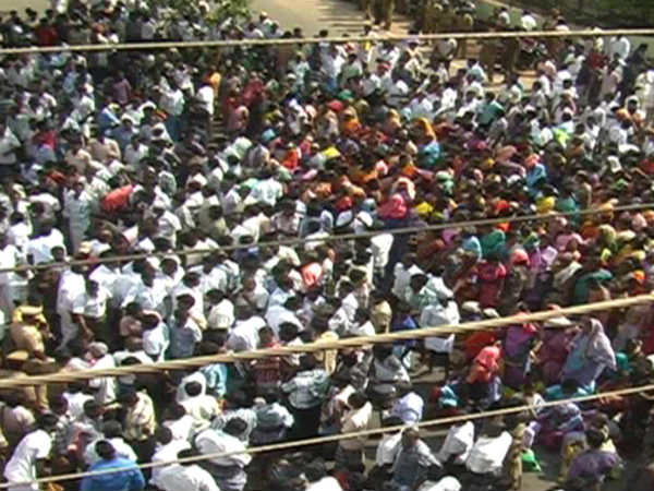 Thousands stage road roko near Pavurchathiram