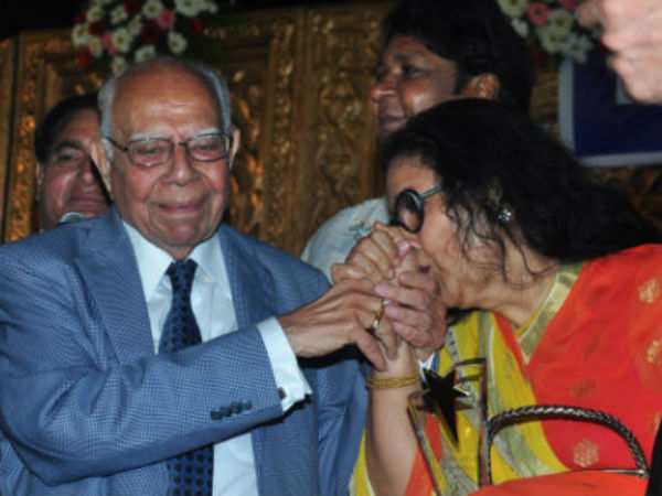 OMG! Ram Jethmalani smooches Kishore Kumar’s wife Leena Chandavarkar!
