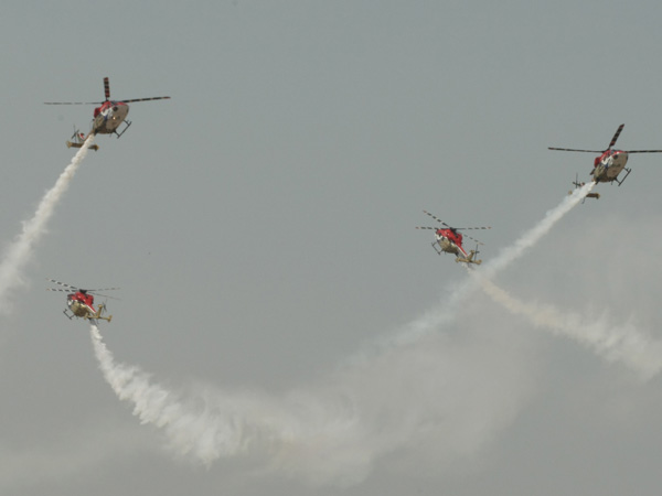 மயில்தோகை விரிக்கும் ஹெலிகாப்டர்கள்: