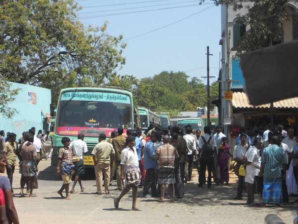 People doing riot against police in Valliyur