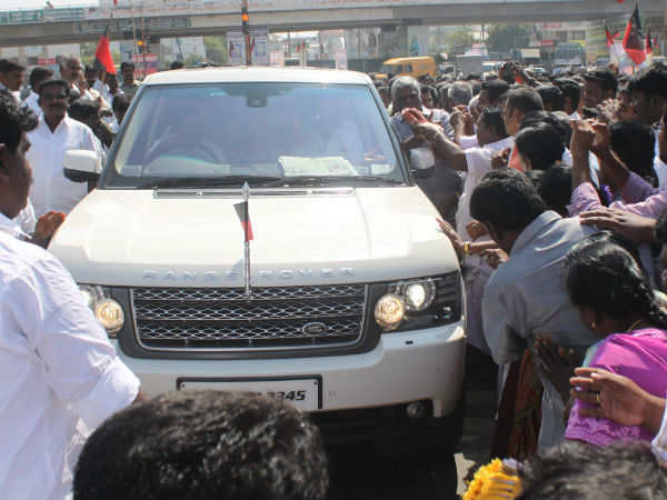 Stalin upests over hoardings of ADMK