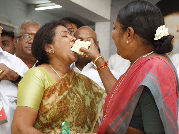 கேக் ஊட்டிய வளர்மதி