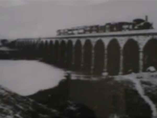 ரயில்வே பாலமும், மின்சார ரயிலும்: