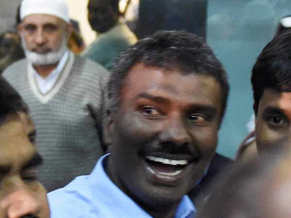 சங்கிலியால் கட்டி