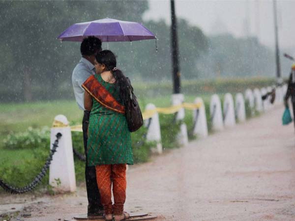 டெல்லியில் வெளுத்த மழை