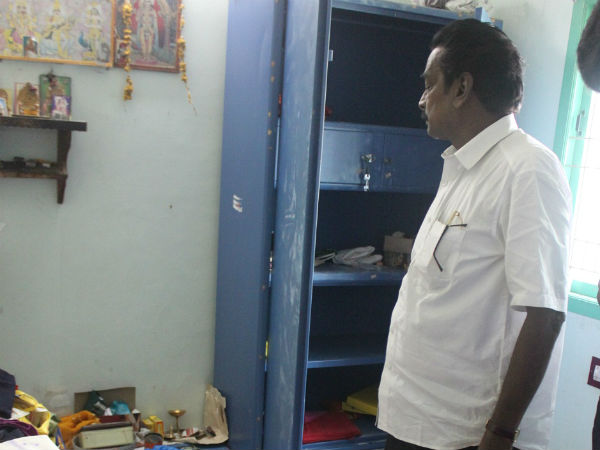 3 houses looted in Karur