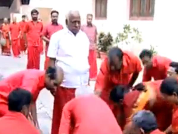 அடிகளாருக்கு பாதபூஜை