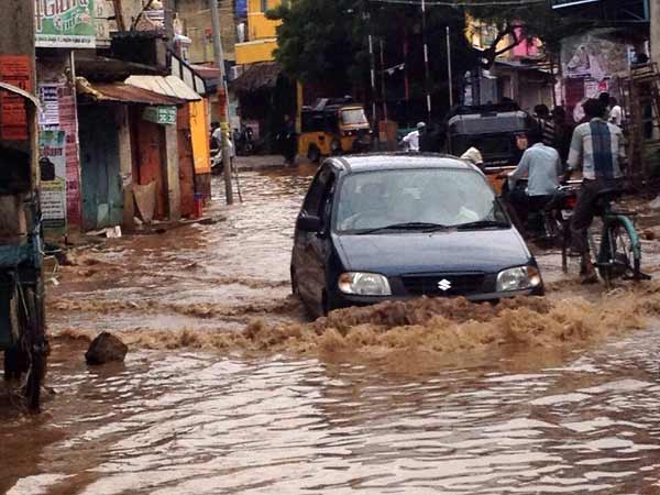 வெள்ளநீரில் வாகனங்கள்