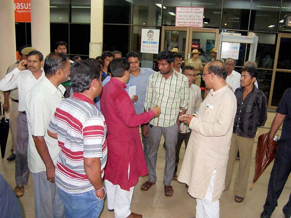 Spice Jet flight skids off runway at Hubli, all 78 on board safe Spice Jet flight skids off runway at Hubli, all 78 on board safe