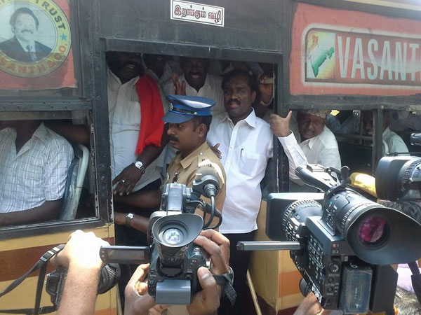 Cauvery Movement stage protests in Central government offices