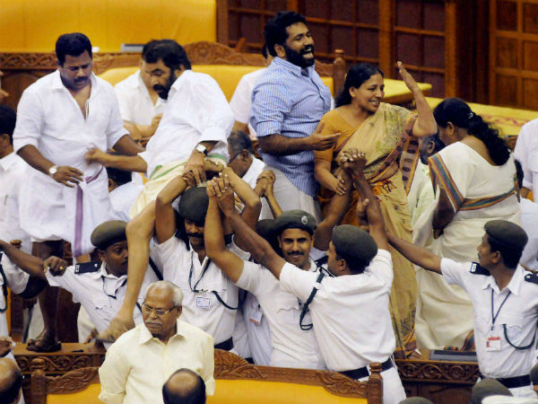 அரசுக்கு நெருக்கடி