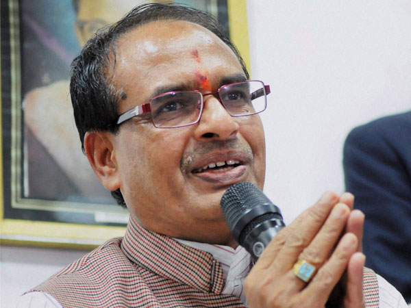 Vyapam scam: Cong leaders meet PM, submit 'solid evidence' against MP CM Vyapam scam: Cong leaders meet PM, submit 'solid evidence' against MP CM