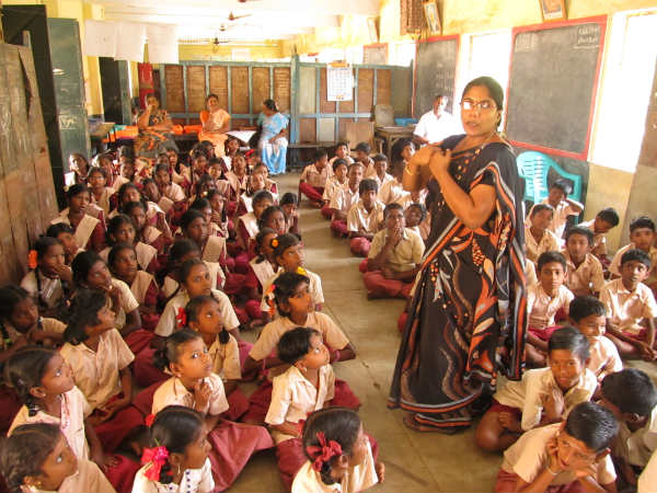 Dentist gives useful tips to the school kids on teeth care