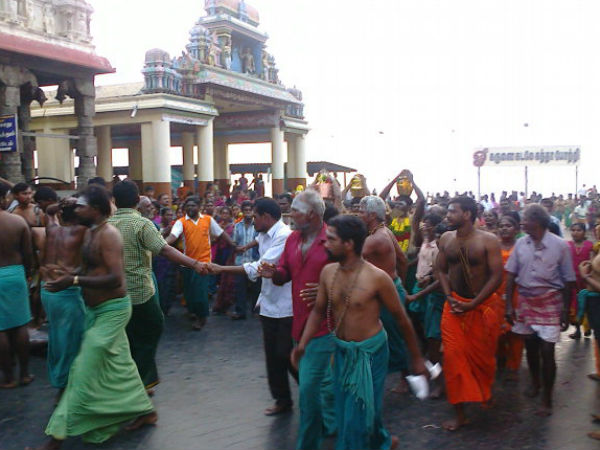 முருகனுக்கு அபிஷேகம்