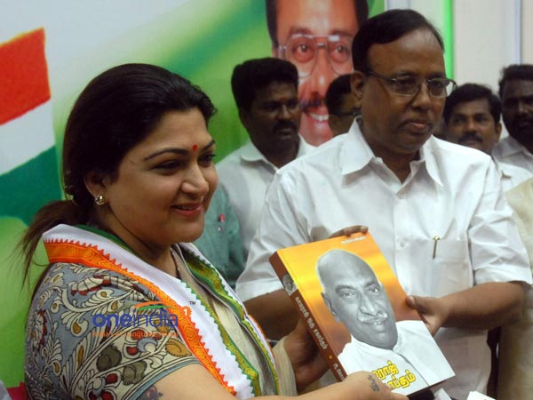 Kushboo arrvies in TNCC office, leaders greet