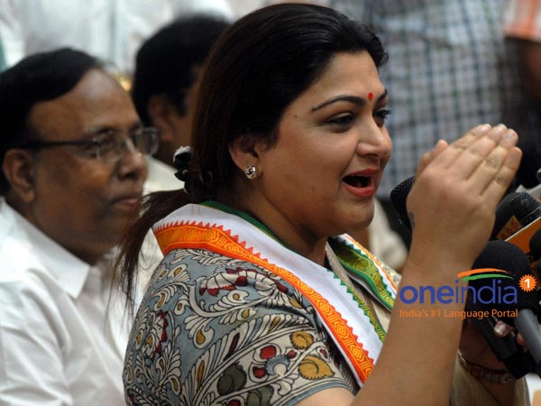 Kushboo arrvies in TNCC office, leaders greet