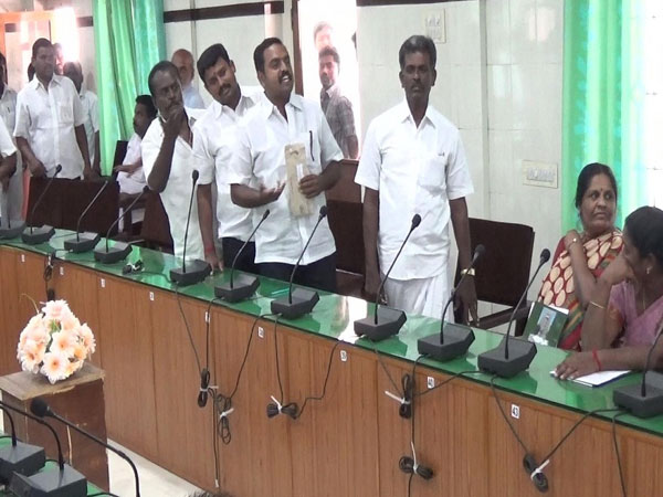 Karur opposition councillors protest against ADMK Karur opposition councillors protest against ADMK