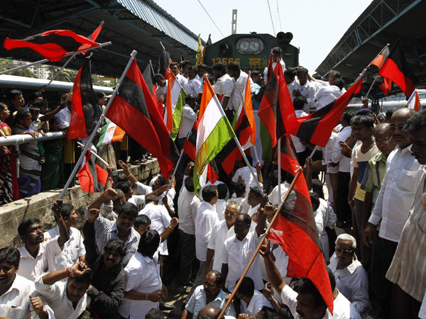 பேருந்துகள், ரயில் மறியல் போராட்டம்: