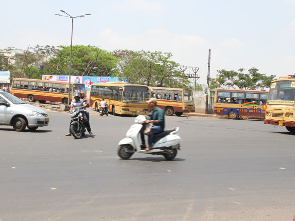 KSRTC stops buses to TN