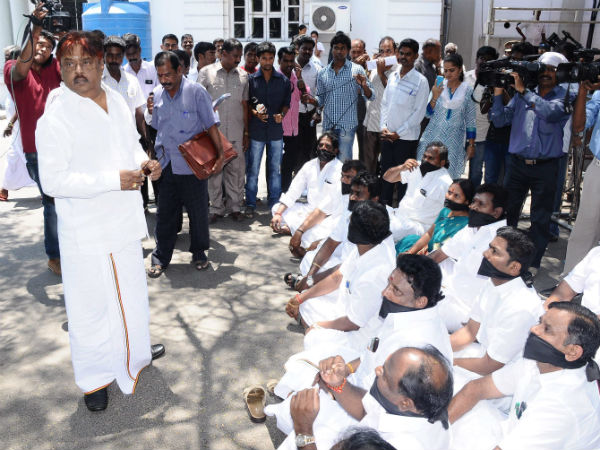 கையில் கருப்புக் கண்ணாடி