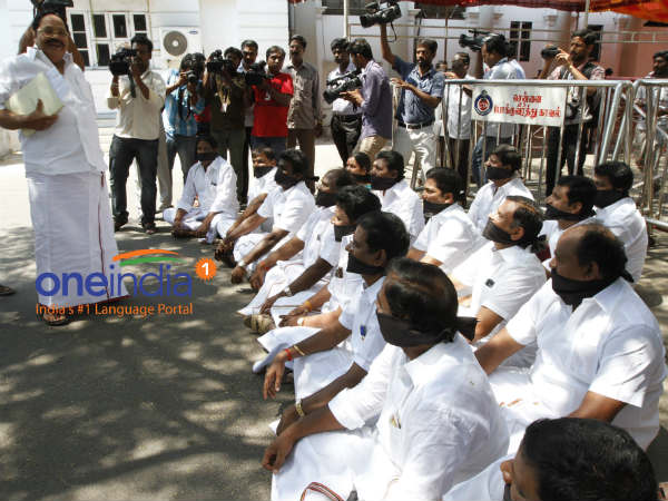 தர்ணா பண்றீங்களா...!