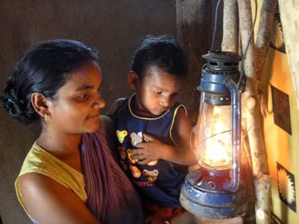 அரிசி களையும் அம்மா அரிசி களையும் அம்மா