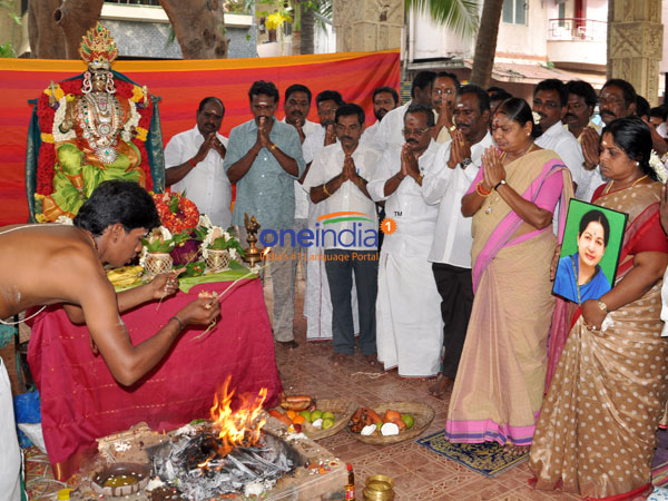 ADMK men holds Homam for Jaya