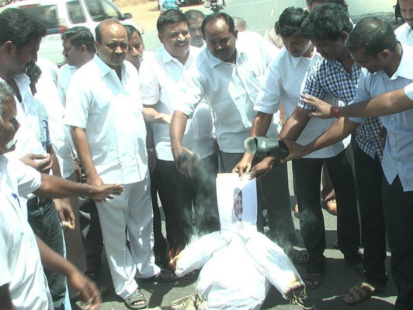 Karur lawyers burn Naidu effigy