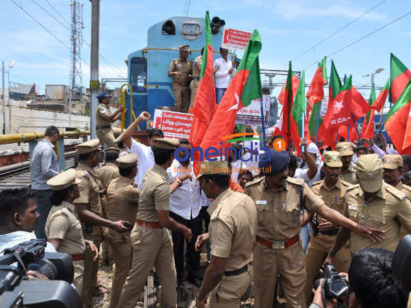 SDPI volunteers arrested for blocking train SDPI volunteers arrested for blocking train