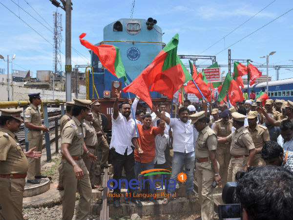 SDPI volunteers arrested for blocking train SDPI volunteers arrested for blocking train