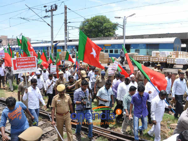 SDPI volunteers arrested for blocking train SDPI volunteers arrested for blocking train