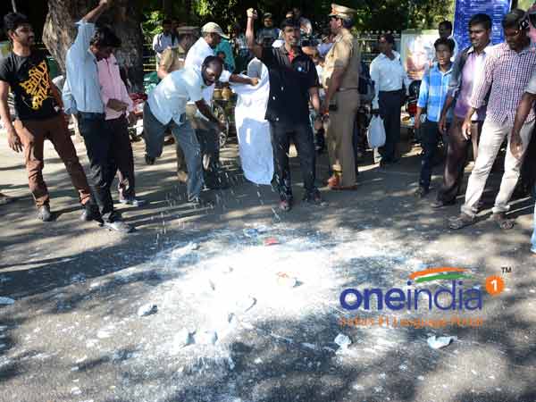 ஆந்திரா வங்கி முற்றுகை