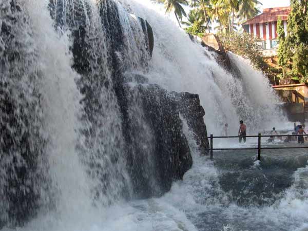 திற்பரப்பு அருவியில் தண்ணீர்