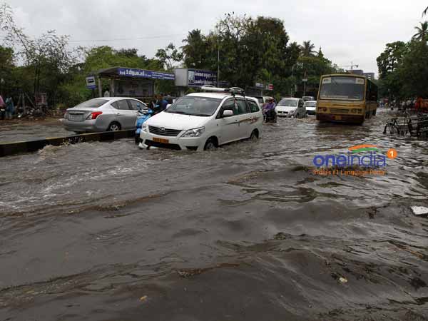 புறநகரில் தேங்கிய வெள்ளம்