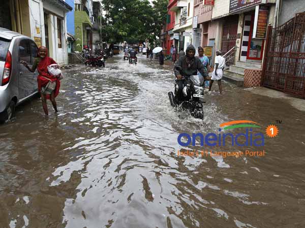 மண்ணடியில் திடீர் குளம்