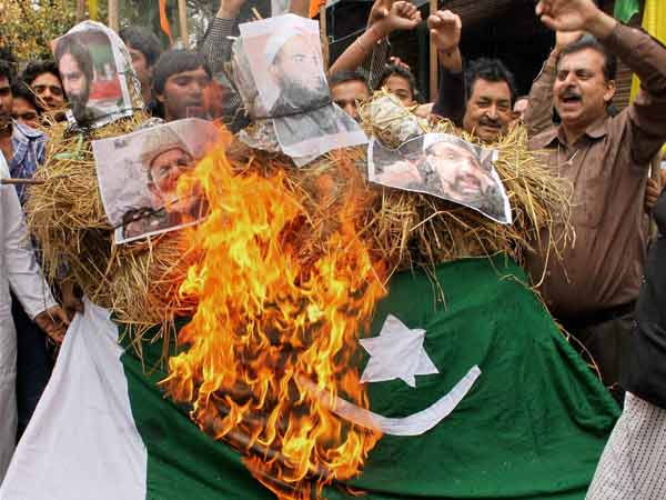 Rajnath speaks to J&K CM, seeks strict action against Masarat Alam