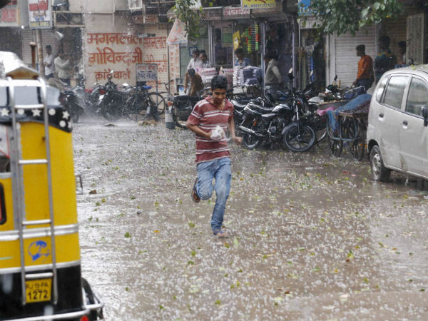 சூறாவளியுடன் மழை சூறாவளியுடன் மழை