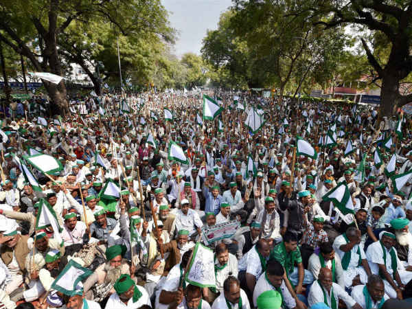 தொண்டர்கள் கூச்சல்